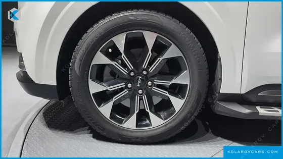 KIA CARNIVAL DIESEL 7-SEATER OUTDOOR