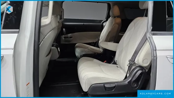 KIA CARNIVAL DIESEL 7-SEATER OUTDOOR
