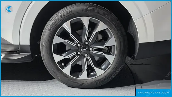 KIA CARNIVAL DIESEL 7-SEATER OUTDOOR