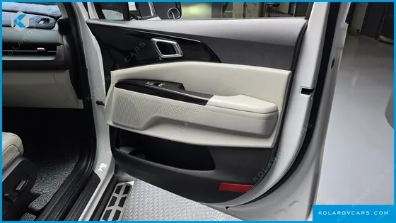KIA CARNIVAL DIESEL 7-SEATER OUTDOOR