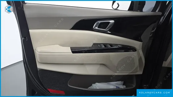 KIA CARNIVAL DIESEL 7-SEATER OUTDOOR