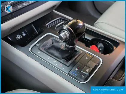 KIA CARNIVAL 9-SEATER LUXURY