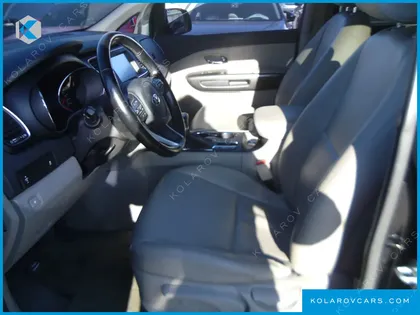 KIA CARNIVAL 9-SEATER LUXURY