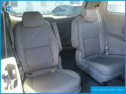 KIA CARNIVAL 9-SEATER LUXURY