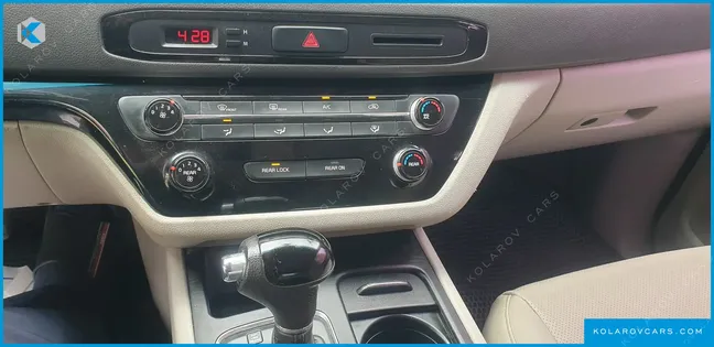 KIA CARNIVAL 11-SEATER DELUXE