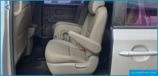 KIA CARNIVAL 11-SEATER DELUXE