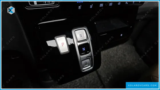 HYUNDAI STARIA 4WD LOUNGE 9-SEATER