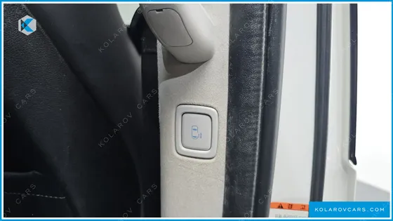 HYUNDAI STARIA 4WD LOUNGE 7-SEATER
