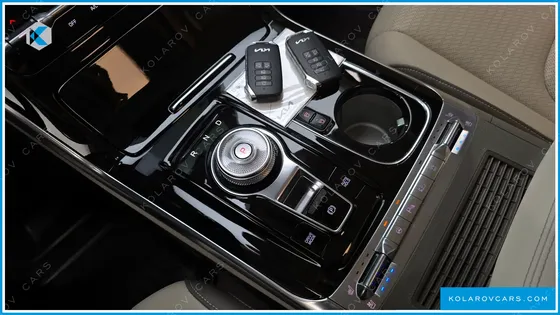 KIA CARNIVAL 7-SEATER HI-LIMOUSINE