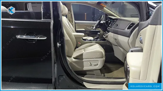 KIA CARNIVAL 9-SEATER NOBLESSE