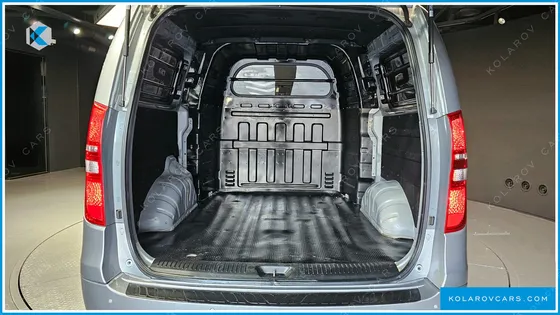 HYUNDAI STAREX VAN 5-SEATER