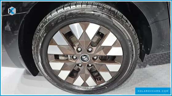 HYUNDAI STARIA 4WD LOUNGE 9-SEATER