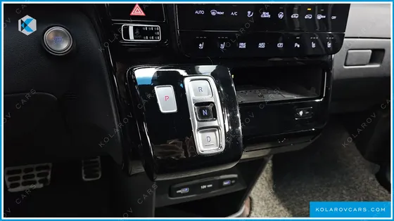 HYUNDAI STARIA 4WD LOUNGE 9-SEATER