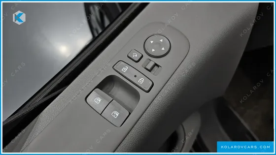HYUNDAI STARIA LOUNGE 9-SEATER