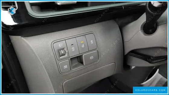 HYUNDAI STARIA 4WD LOUNGE 9-SEATER