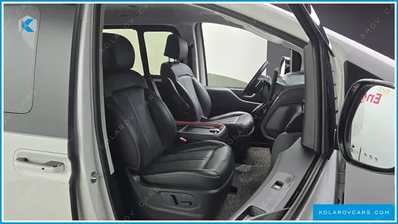 HYUNDAI STARIA 4WD LOUNGE 9-SEATER