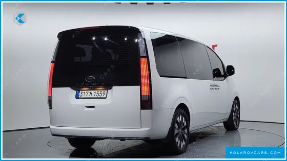 HYUNDAI STARIA LOUNGE 9-SEATER