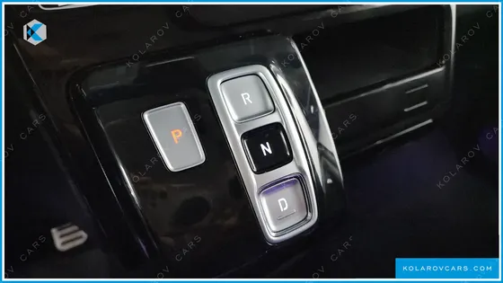 HYUNDAI STARIA LOUNGE 9-SEATER