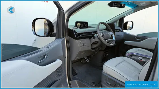 HYUNDAI STARIA 4WD LOUNGE 9-SEATER